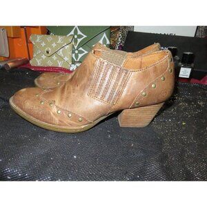 BOGO Born BOC TOUR Brown Distressed Leather Stud Accents Boots Kitten Heels 8.5